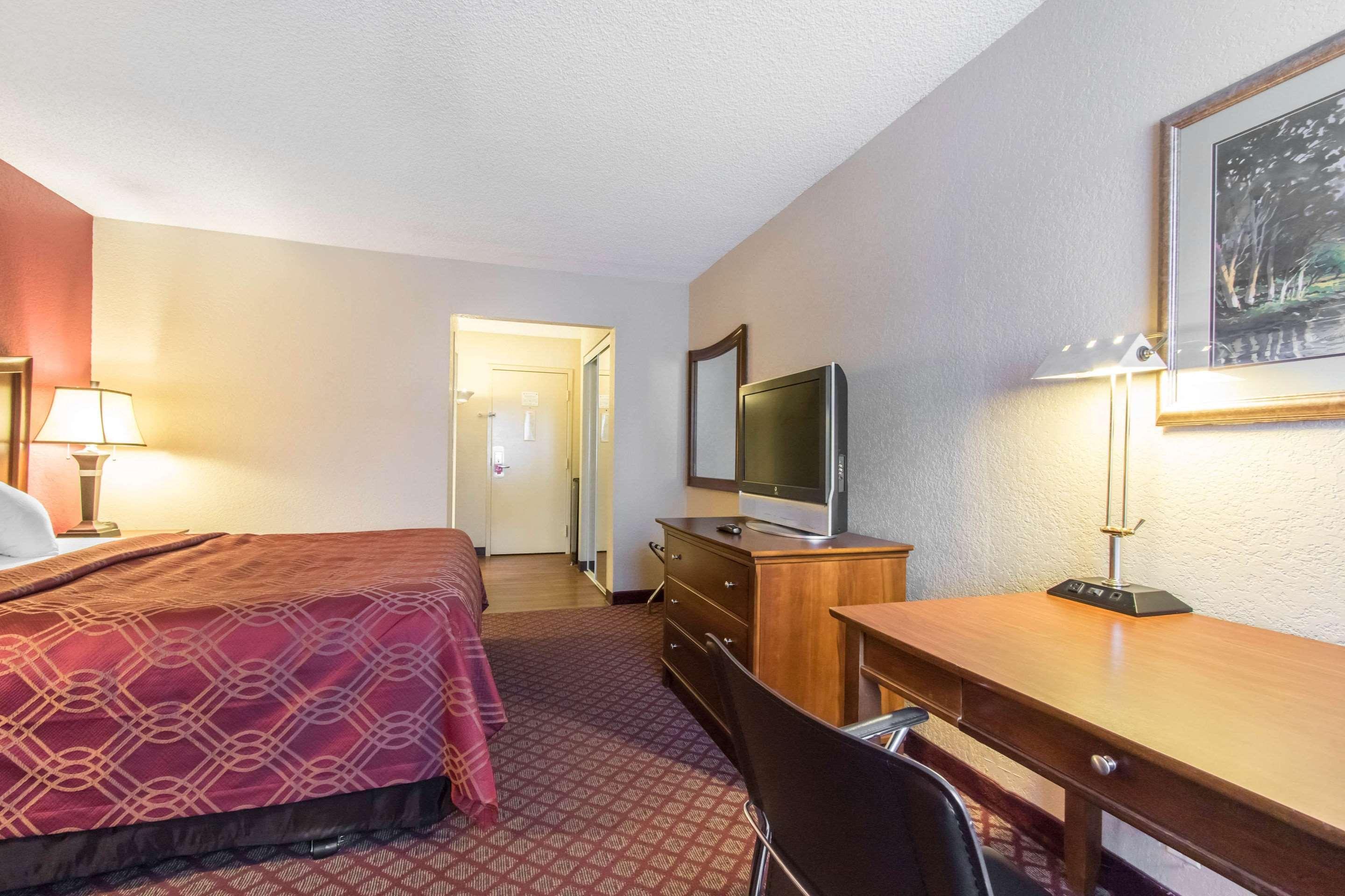 Econo Lodge Inn & Suites Joplin Exterior photo