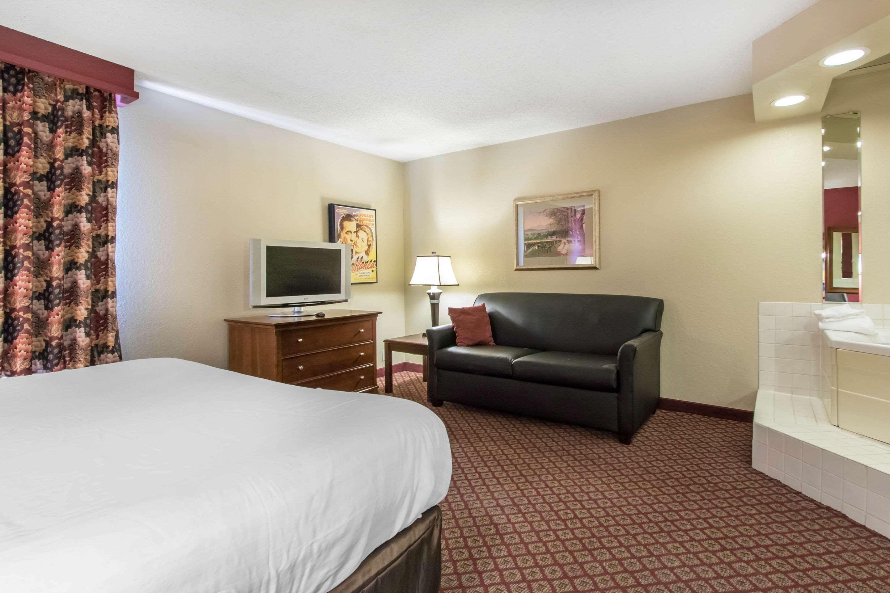 Econo Lodge Inn & Suites Joplin Exterior photo