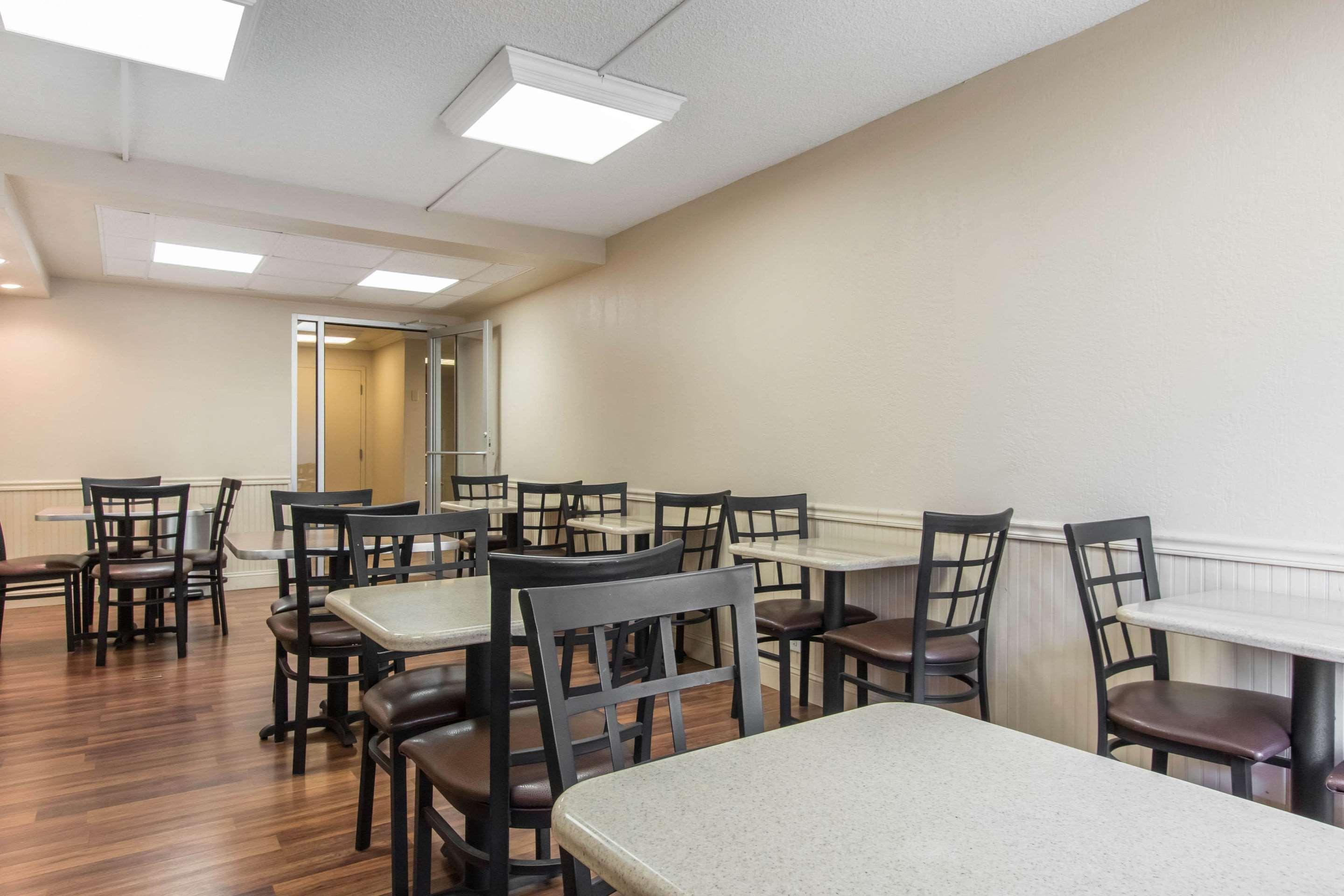 Econo Lodge Inn & Suites Joplin Exterior photo